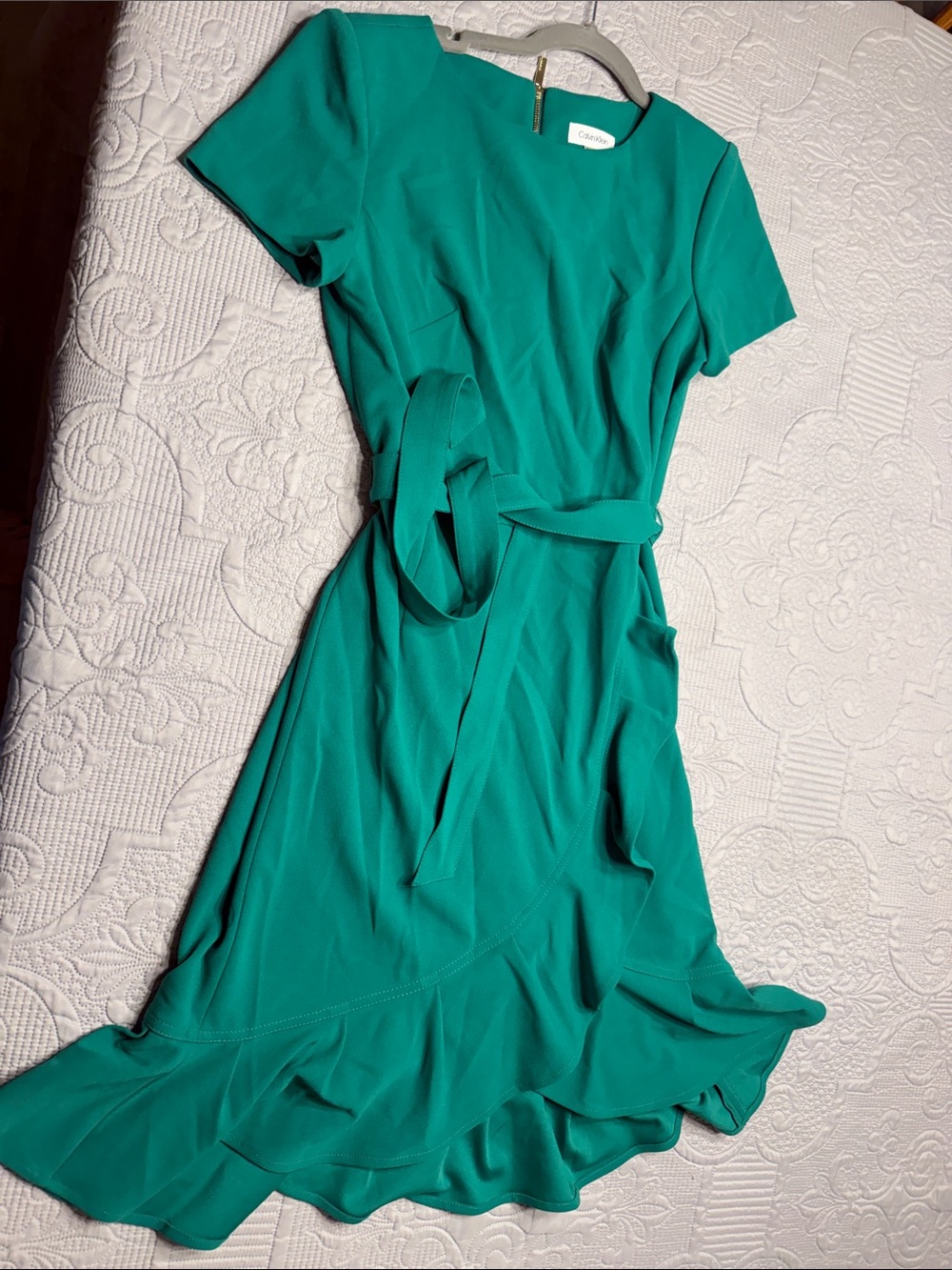 Calvin Klein Emerald Short Sleeve Faux Wrap dress with Waist Tie and Ruffle Hem